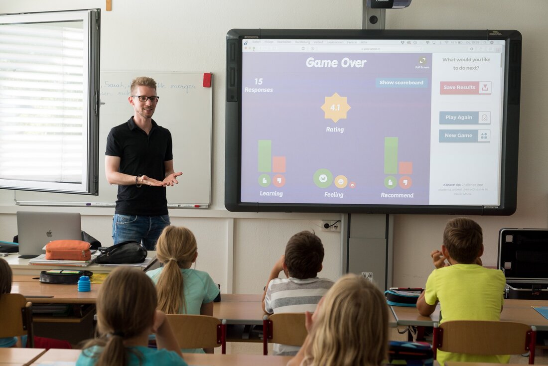 Picture of teacher teaching elementary students