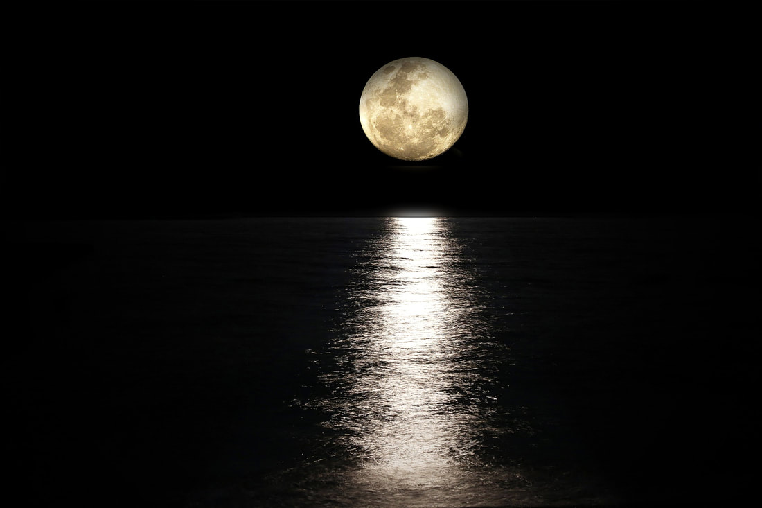 Picture of moon at night on water